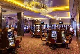 Dealer live casino dalam sesi permainan interaktif memberikan pengalaman otentik