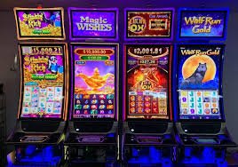 Dealer profesional menyambut pemain di meja live baccarat yang interaktif